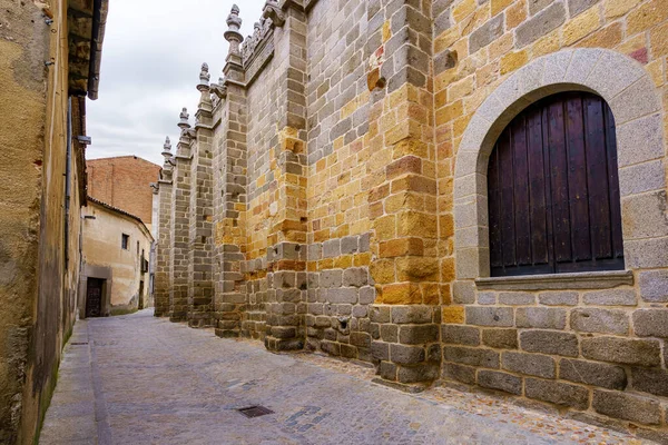 Allée Côté Cathédrale Médiévale Avec Grandes Fenêtres Portes Dans Ville — Photo