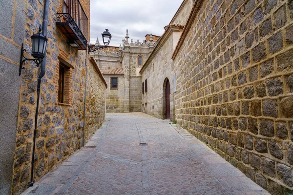 スペイン アビラ大聖堂の隣にある古い石造りの家の絵のような路地 — ストック写真