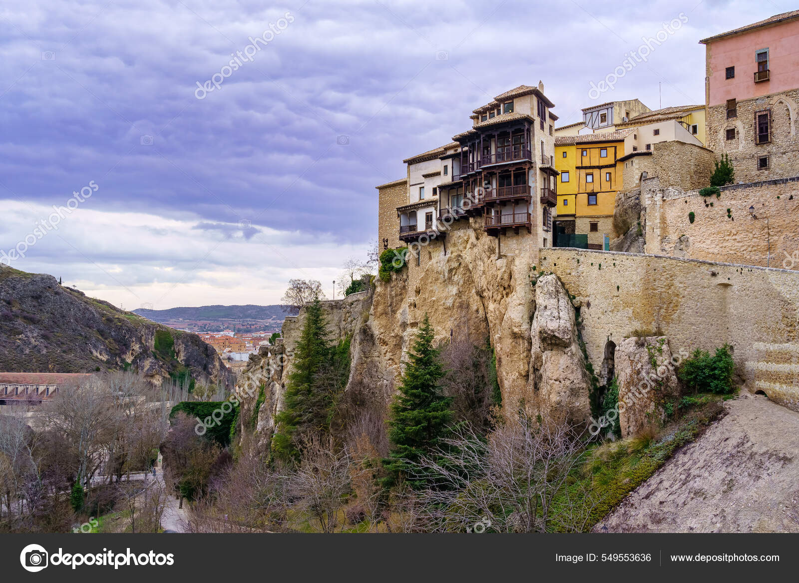 Casas Colgantes Cuenca Sobre Barranco Erosionado Por Río Durante Siglos: fotografía de © josemiguelsangar | Depositphotos