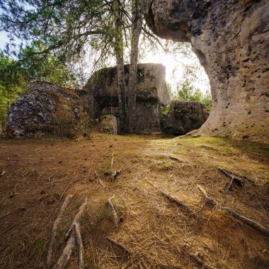 Büyülü Şehir, Cuenca İspanya 'daki parkın kayaları arasındaki güneş ışınları.