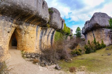 Büyük yıpranmış kayalar ve tünel devasa yıpranmış taşlardan oluşuyordu. Büyülü şehir Cuenca.
