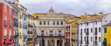Parlak renkli evleri ile Cuenca 'nın ana meydanının panoramik manzarası, İspanya.
