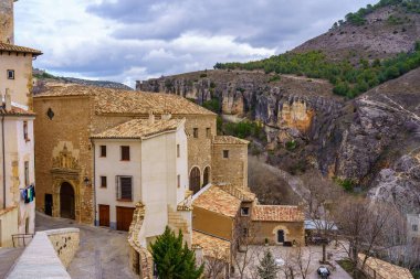 Dağın önündeki eski taş evler ve Cuenca şehrinin nehir kanyonu, İspanya.