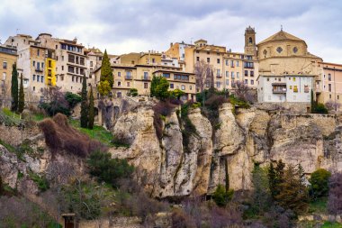 İspanya 'nın Cuenca kentinin kayalık vadisinde asılı duran eski evler.