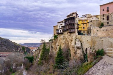 Cuenca 'nın sarkık evleri yüzyıllar boyunca nehir tarafından aşınmış, İspanya..