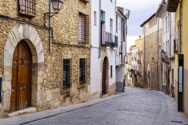 Estrecha Calle Empedrada Puertas Medievales Ciudad Cuenca España — Foto de Stock