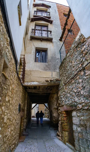 Narrow Alley Passageway Houses People Walk Cuenca Spain — Stock Photo, Image