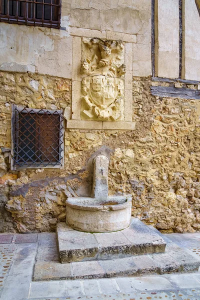 Antigua Fuente Piedra Con Escudo Piedra Medieval Ciudad Cuenca España —  Fotos de Stock