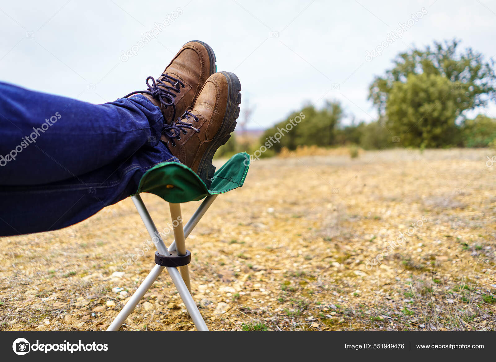 Botas Para Hombre Colocadas Sobre Reposapiés Descansando Campo: fotografía de stock © josemiguelsangar | Depositphotos