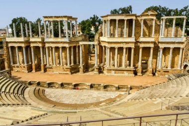 İspanya 'nın devasa kenti Merida' nın ünlü Roma tiyatrosunun panoramik manzarası.