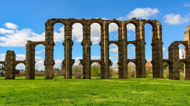 İspanya 'nın başkenti MErida' da inşa edilen Roma kemeri..