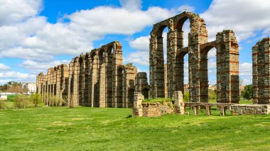 İspanya 'nın başkenti MErida' da inşa edilen Roma kemeri..