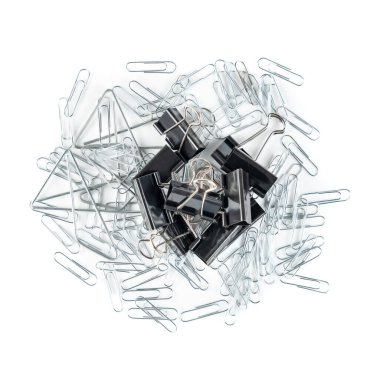 Beyaz arkaplanda izole edilmiş kağıt sayfalarını tutmak için farklı boyutlarda ataç ve kıskaçlar.