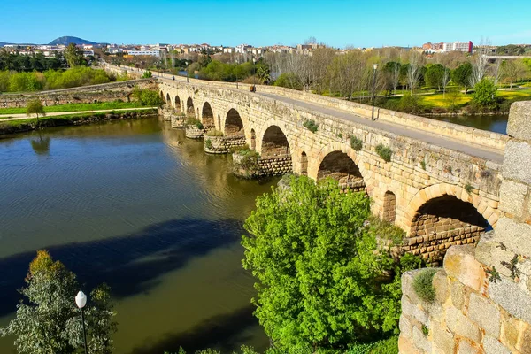 Widok Lotu Ptaka Rzymski Most Przez Rzekę Guadiana Rzymskim Mieście — Zdjęcie stockowe