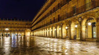 Salamanca Belediye Başkanı, yağmurlu bir günde.