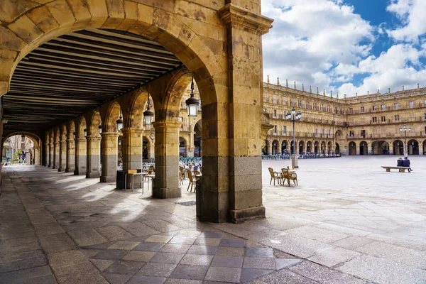 Plaza Mayor Salamanca v slunečný den vychutnat si svou architekturu. — Stock fotografie