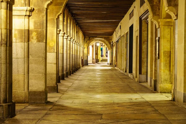 Arcadas con columnas y arcos de la plaza principal de Salamanca por la noche. —  Fotos de Stock