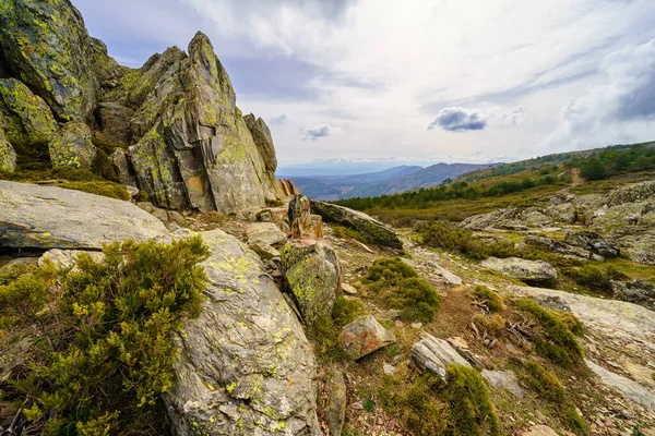 Paisaje rocoso de montaña con grandes nubes y camino a la cumbre. —  Fotos de Stock
