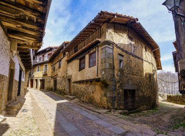 Ortaçağ dağ köyü La Alberca, Salamanca, İspanya 'nın tipik eski evleri.