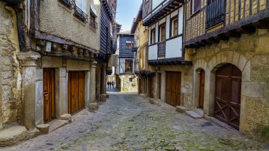 Salamanca dağının tipik evlerinin bulunduğu ortaçağ sokağı, La Alberca.