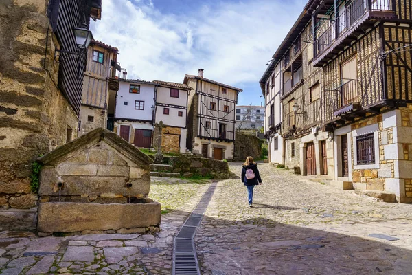 Mujer caminando por las calles medievales del pueblo montañoso de La Alberca, Salamanca. — Foto de Stock