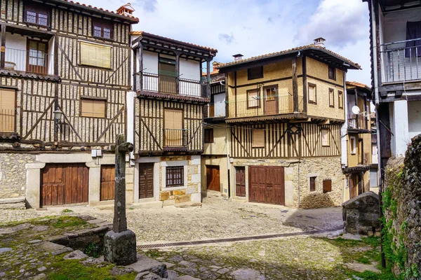 Πλατεία με σπίτια τυπικής ορεινής κατασκευής στη μεσαιωνική πόλη La Alberca, Σαλαμάνκα. — Φωτογραφία Αρχείου
