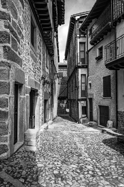 Havuz, Salamanca 'da taş evlerle dolu bir sokak.. — Stok fotoğraf