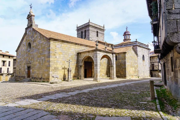 Igreja antiga com torre sineira na cidade medieval de La Alberca, Salamanaca Espanha. — Fotografia de Stock