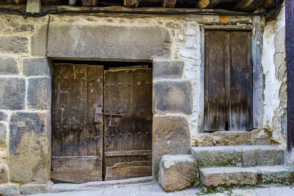 Façade de maison très ancienne dans le village médiéval de Salamanque, Espagne. — Photo