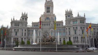 Madrid, İspanya - 9 Nisan 2022: Correos de Madrid Sarayı önünde Tanrıça Cibeles Çeşmesi.