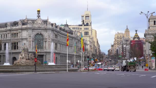 Madrid, Španělsko - 9. dubna 2022: Cibeles Fountain a Gran Via de Madrid s ranními vozidly. — Stock video