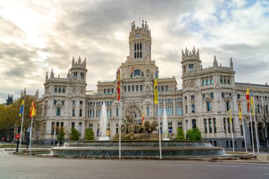 Madrid Belediye Binası önünde ünlü puro çeşmesi, İspanya.