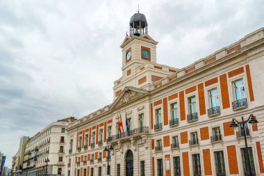Madrid 'deki Puerta del Sol' un neoklasik binaları, İspanya 'nın sıfır noktası..