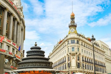 Madrid 'in turizm merkezinin sokaklarındaki Neoklasik binalar