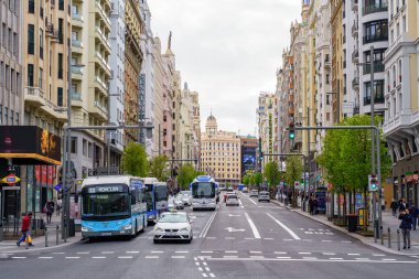 Madrid, İspanya, 9 Nisan 2021: Cumartesi sabahı Gran Via de Madrid 'de