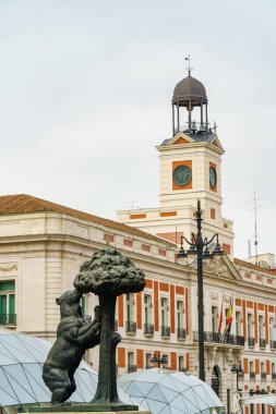 Madrid, İspanya, 9 Nisan 2021: Puerta del Sol 'da Madrid' in sembolü olan ayı ve çilek ağacının ünlü heykeli.