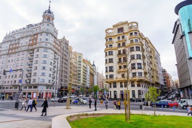 Madrid, İspanya, 9 Nisan 2021: İspanya Meydanı Cumartesi günü şafak vakti.