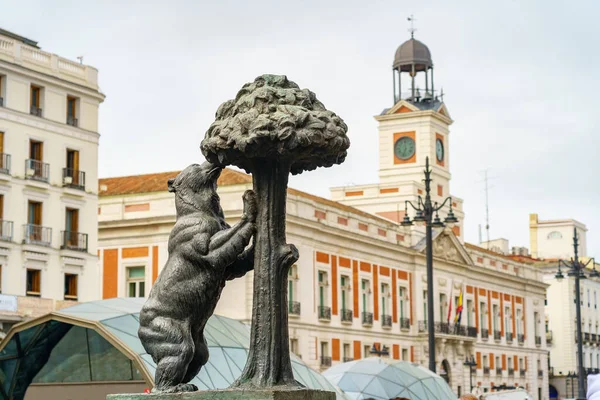 Madrid, Spanien, 9 april 2021: Berömd staty av björnen och jordgubbsträdet, symbol för Madrid i Puerta del Sol. — Stockfoto