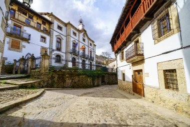 Salmanaca İspanya 'da, Candelario' nun güzel, pitoresk köyünde belediye binası meydanı..