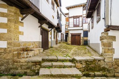 Salamanca, Candelario köyünde taş merdivenli ve ahşap kapılı eski evler..