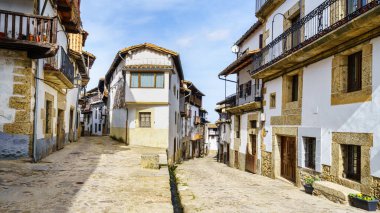 Dağ suyu kanalları olan eski dağ köyü meydanı, Candelario Salamanca.