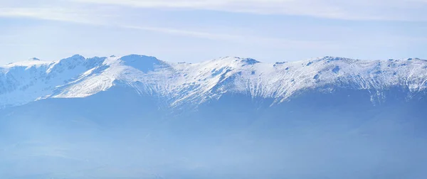 Vista panorâmica de uma cordilheira nevada à distância, copyspace. La Pinilla, Segóvia. — Fotografia de Stock