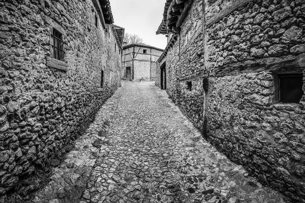Antico vicolo di case costruite in pietra nel borgo medievale, Calatanazor, Soria. — Foto Stock