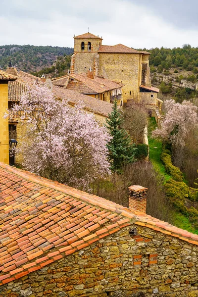 Αεροφωτογραφία του γραφικού μεσαιωνικού χωριού Calatanazor, Soria, Ισπανία. — Φωτογραφία Αρχείου