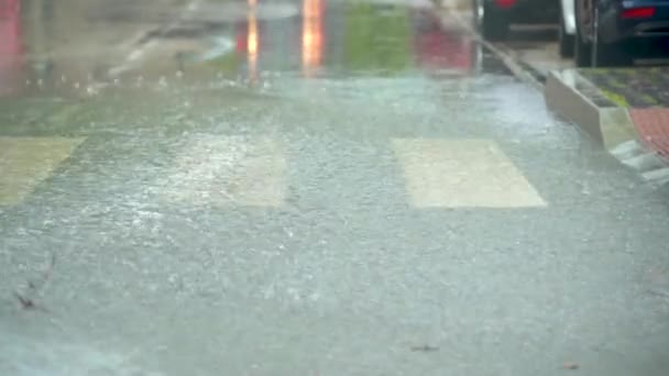 Auto fährt durch die Straße und spritzt Wasser aus einer riesigen Pfütze, die der Regen gebildet hat. — Stockvideo