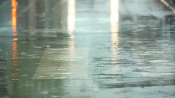 雨により形成された大きな水たまりを通過する車. — ストック動画
