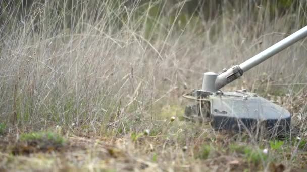 Brushcutter cutting herbs in slow motion in the field. — Vídeo de stock