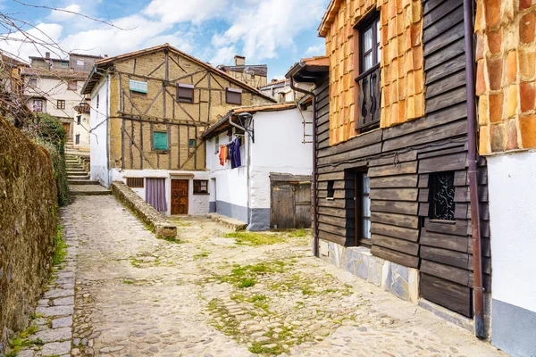 Hervas, Caceres 'deki Yahudi mahallesinde eski ve renkli evler..