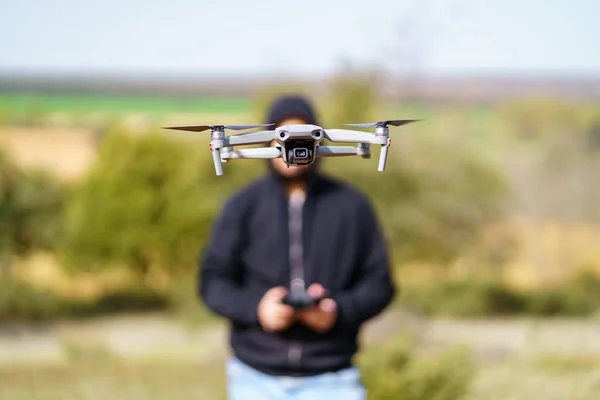 Homem voando um drone na frente dele e cobrindo seu rosto. — Fotografia de Stock