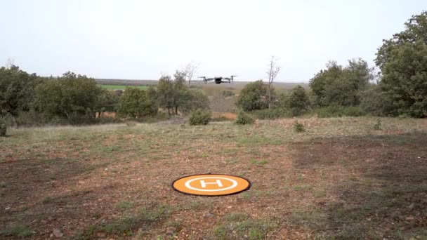 Drone aterrizando en la pista puesta en el suelo. — Vídeos de Stock